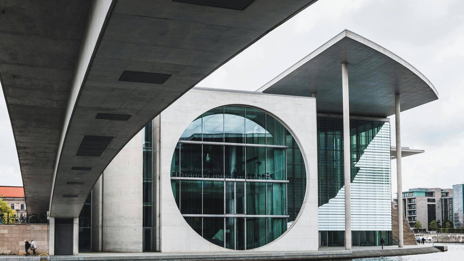 Modern biophilic event space in Berlin 2026 featuring sustainable architecture and corporate networking.