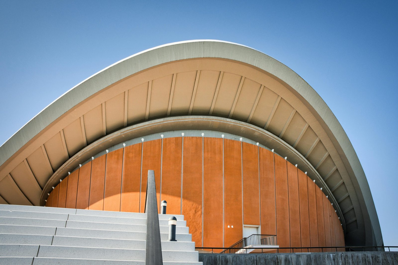 Future of MICE: Berlin showcasing a phygital event with holographic displays and integrated digital experiences for 2026.