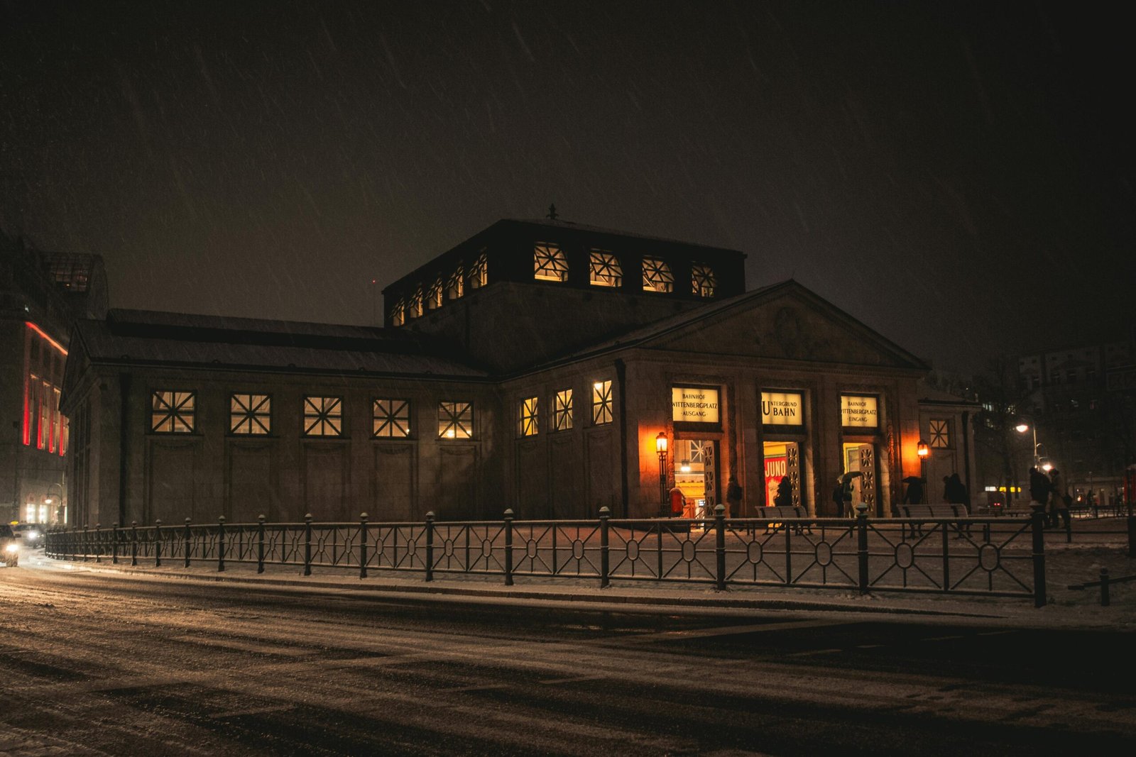 A transition zone at a Berlin MICE event designed to reduce sensory overload for corporate attendees.
